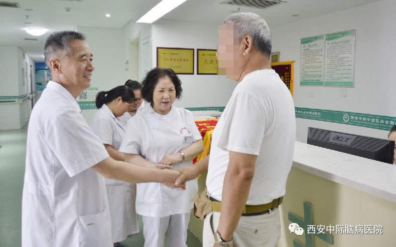 老人感恩送锦旗，优质服务暖人心!